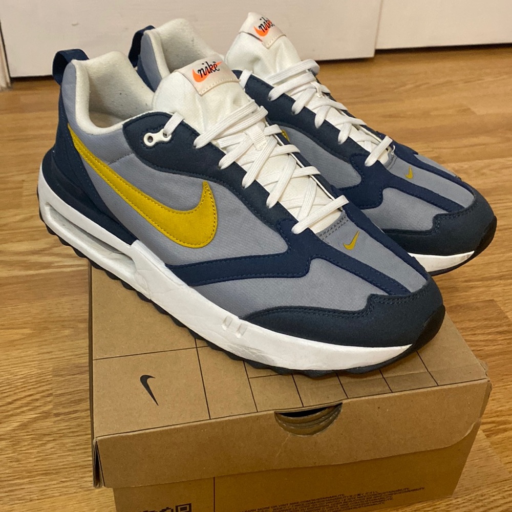 Gently Used Nike Air Max Dawn Men’s size 12 /Women’s size 13.5